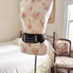 50s‎ rhinestone belt

50s waldorf creations black wide belt